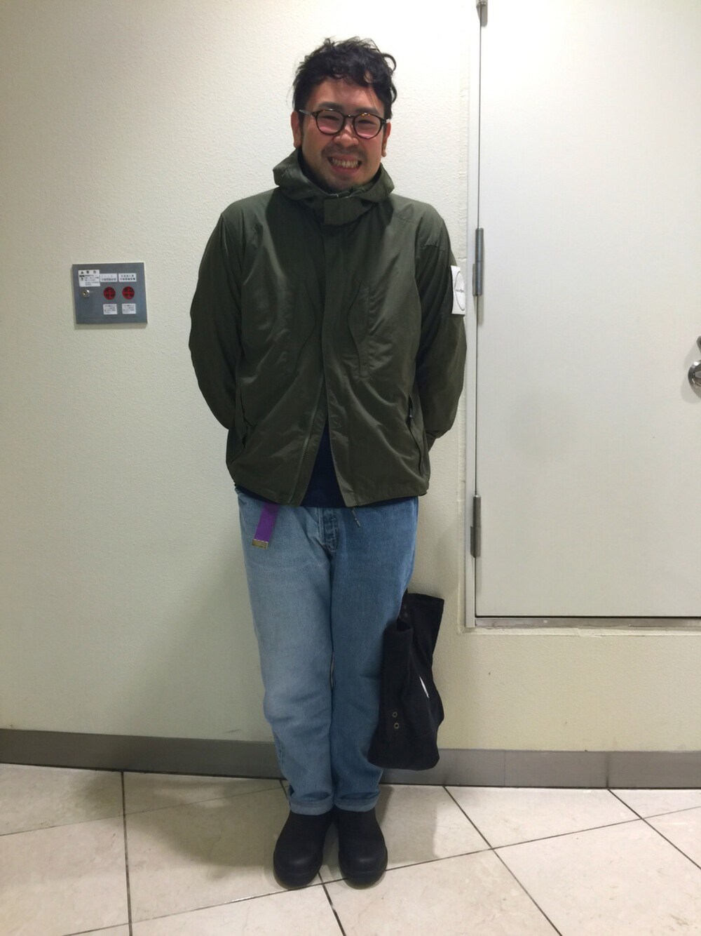 「秋のコーデ、デニムパンツ、ミリタリー、ブーツ、BEAVERnamba、なんばパークス、アウトドアスタイル」｜「BURLAP OUTFITTERのBURLAP OUTFITTER/SUPPLEX TACTICAL JACKET（マウンテンパーカー、グリーン系）」を使った、yoheykongさん（メンズ・172cm）の秋コーディネートの1枚目の写真