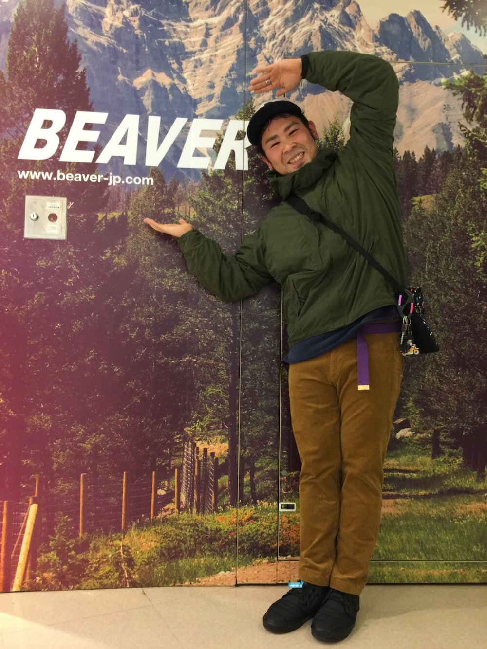 「BEAVERなんば、GRAMICCI、アウトドアスタイル、BEAVER、コーディロイパンツ、スペルバウンド、マウンテンパーカー、秋のコーデ、なんばパークス」｜「SPELLBOUNDのSPELLBOUND/スペルバウンド　ｺｰﾃﾞｭﾛｲｱﾝｸﾙｽﾘﾑﾄﾗｳｻﾞｰ（その他パンツ、ベージュ系）」を使った、yoheykongさん（メンズ・172cm）の秋コーディネートの1枚目の写真