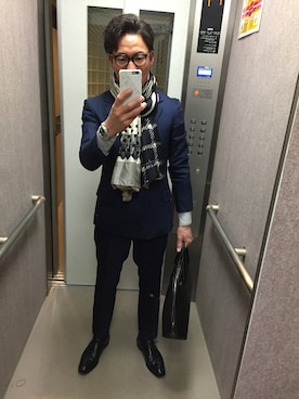 「Pierre-Louis Mascia（ピエール・ルイ・マシア）のアイテム（ストール/ショール、ブラック系）」を使った、Masaaki-Uemuraさん（メンズ・165cm）の春コーディネート