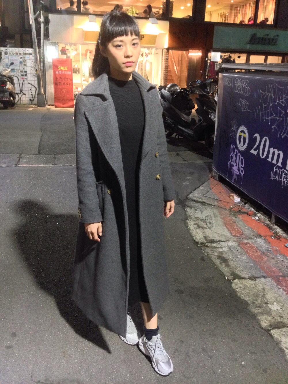 「OZOC、NIKE」｜「OZOCのアイテム（ダウンジャケット/コート、グレー系）」を使った、Mina Wuさん（レディース・161cm）の冬コーディネートの1枚目の写真
