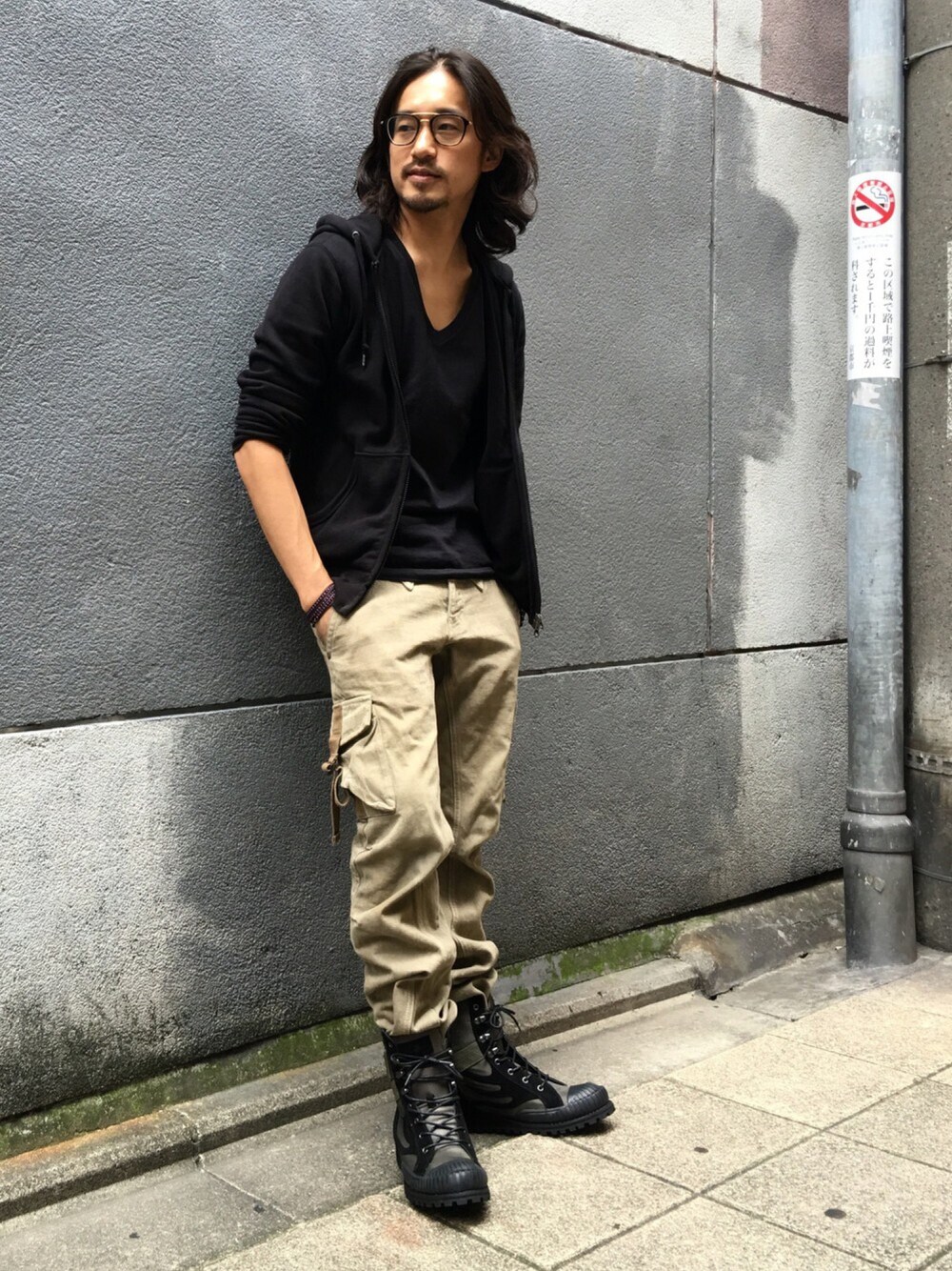 「シンプル、オトナカジュアル、秋のコーデ、カーゴパンツ、パーカー、ブーツ、ブーツイン、DRAGONBEARD、ドラゴンベアード」｜「DRAGON BEARDのアイテム（ブーツ、その他）」を使った、HARAさん（メンズ・172cm）の秋コーディネートの1枚目の写真