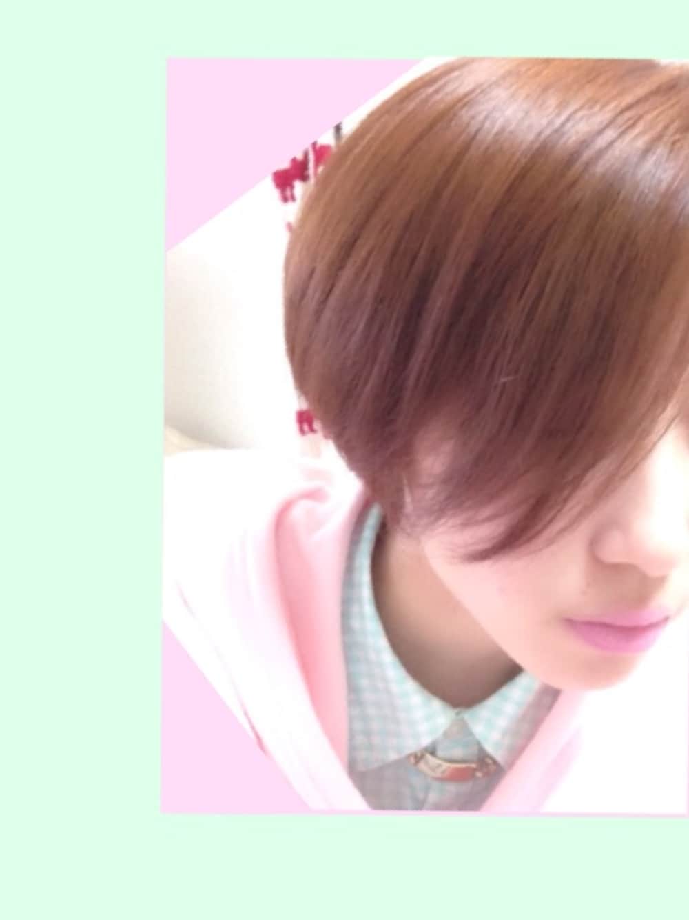 ピンク系のパーカー、グリーン系のシャツ/ブラウスを着用したレディースの春コーディネートの1枚目の写真