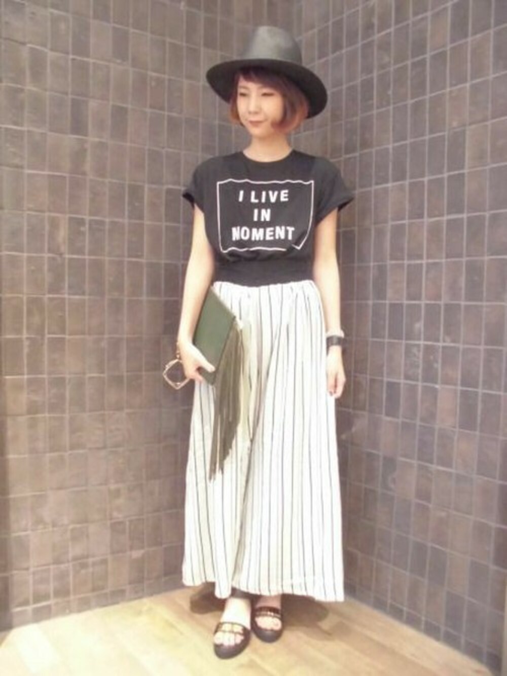「ブラック、ストライプ、ワイドパンツ、スポーツサンダル」｜「JEANASISのBOXロゴプリントTシャツ/562424（Tシャツ/カットソー、ブラック系）」を使った、JEANASIS那覇店STAFFさん（レディース・160cm）の夏コーディネートの1枚目の写真