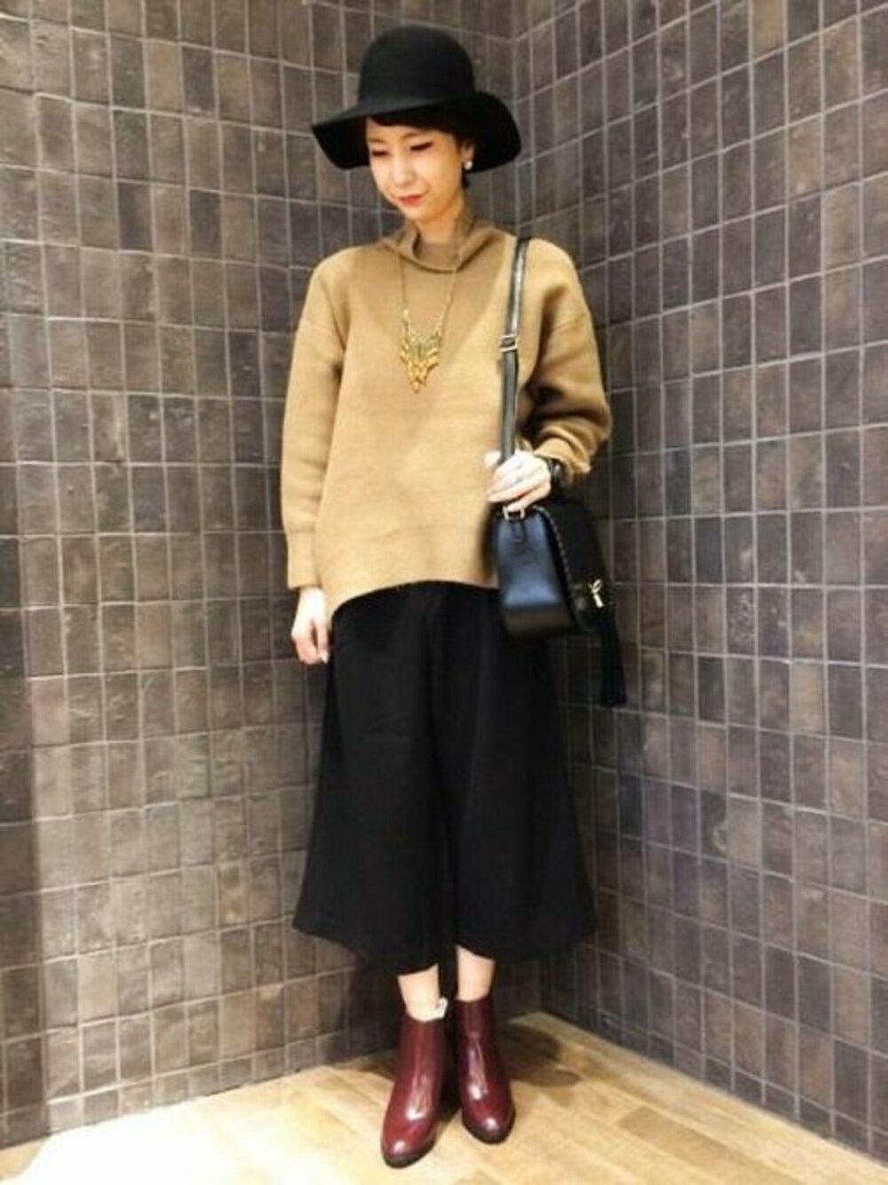 「タートルネック、キャメル、サイドゴアブーツ、ガウチョパンツ、タッセルバッグ」｜「JEANASISの7Gストレッチタートルニットプルオーバー/568383（ニット/セーター、イエロー系）」を使った、JEANASIS那覇店STAFFさん（レディース・160cm）の秋コーディネートの1枚目の写真