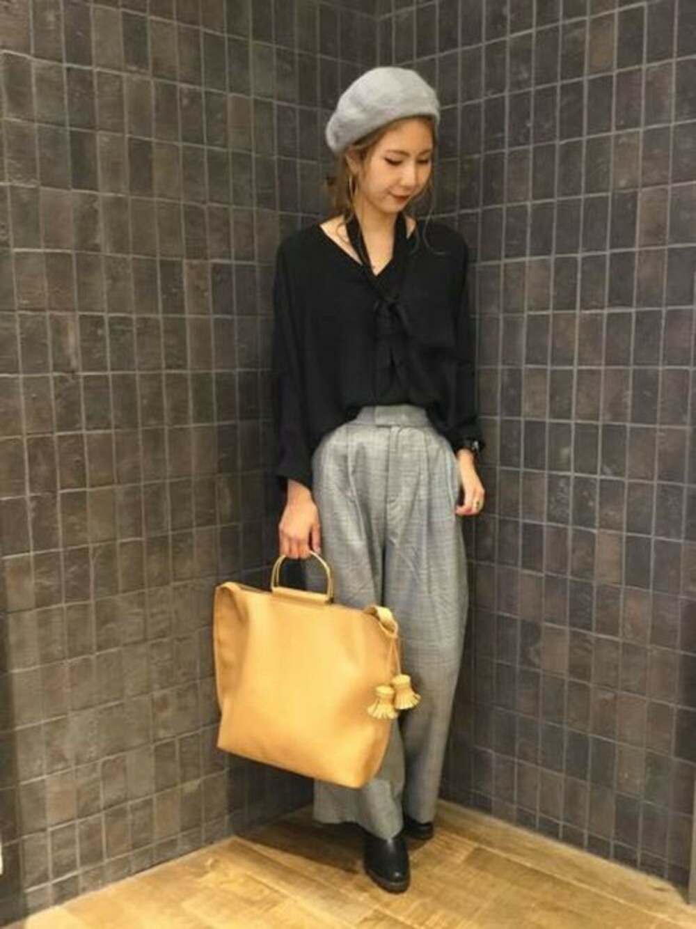 「トレンド、柄パンツ、シャツ、ベレー帽、バッグ、ジーナシス、ワイドパンツ、チェックパンツ、秋コーデ、Vネックシャツ」｜「JEANASISのフロントタックVシャツ/727690 （シャツ/ブラウス、ブラック系）」を使った、JEANASIS那覇店STAFFさん（レディース・160cm）の秋コーディネートの1枚目の写真