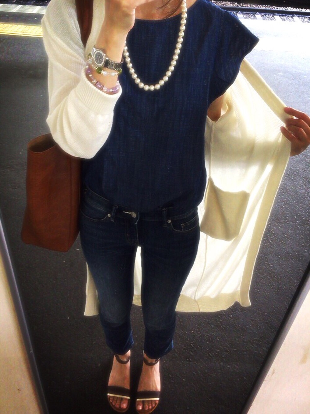 ブルー系のTシャツ/カットソー、ブルー系のデニムパンツ、ブラウン系のサンダルを着用したレディースの夏コーディネートの1枚目の写真