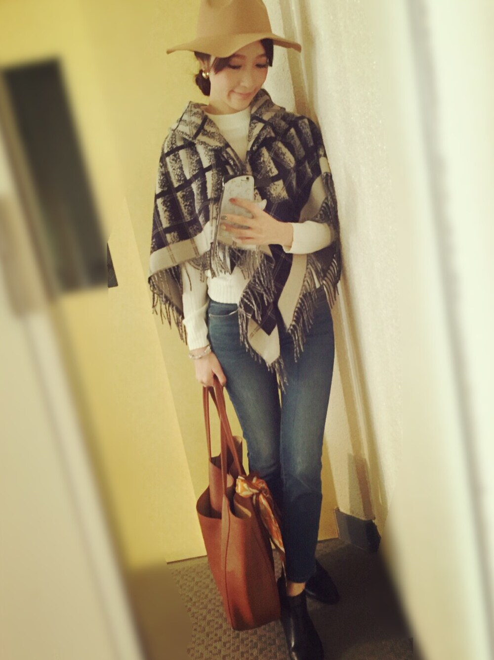 「秋服、UNIQLO、RETRO GIRL、GU、つばひろハット、ポンチョ、サイドゴアブーツ、デニム、おだんごヘアー」｜「no brandのアイテム（ブーツ、ブラック系）」を使った、mimiusaさん（レディース・167cm）の秋コーディネートの1枚目の写真