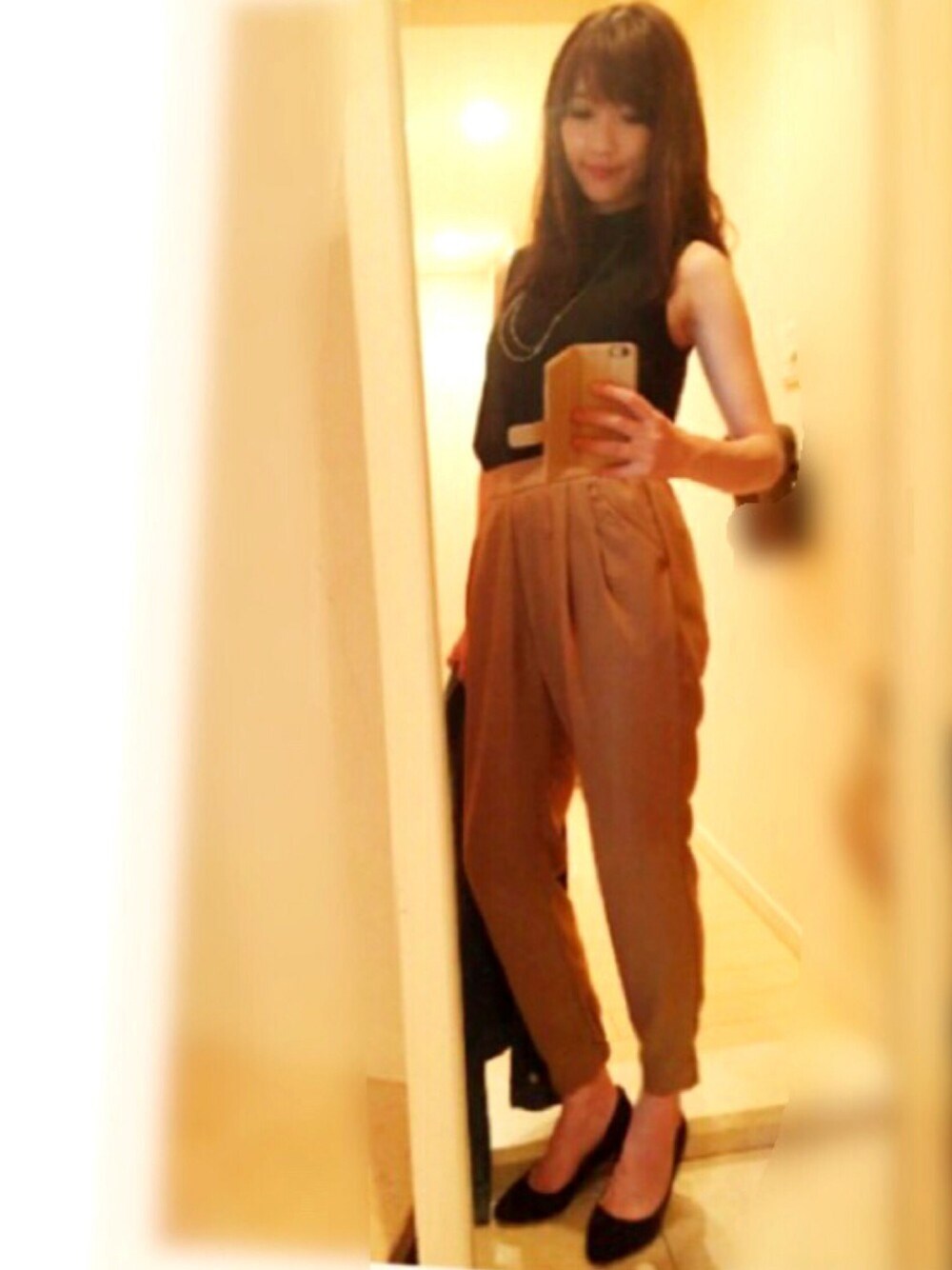 「シンプル、ootd、black、イージーパンツ、ノースリーブ、UNIQLO、GU、プチプラ」｜「GUの（GU）イージークロップドテーパードパンツ（パンツ、ブラウン系）」を使った、mimiusaさん（レディース・167cm）の夏コーディネートの1枚目の写真