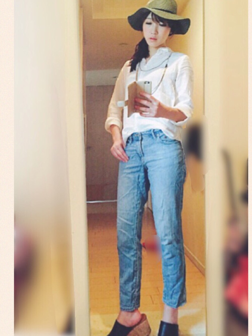 「大人カジュアル、きれいめカジュアル、白シャツ、デニム、ハット、厚底サンダル、プチプラ、UNIQLO、GU」｜「GUのアイテム（シューズ、ブラック系）」を使った、mimiusaさん（レディース・167cm）の夏コーディネートの1枚目の写真