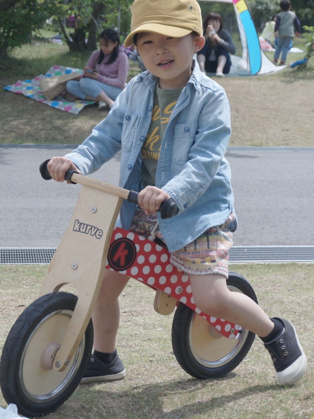 「アメカジ、キャップ、kids、シャンブレーシャツ、デニムシャツ、ワークキャップ、デニム＆ダンガリー、DENIM DUNGAREE、キッズバイク、GROBAL WORK」｜「こども ビームスのZOOM / デッキシューズ（スニーカー、ブラック系）」を使った、サキさん（キッズ・110cm）の夏コーディネートの1枚目の写真
