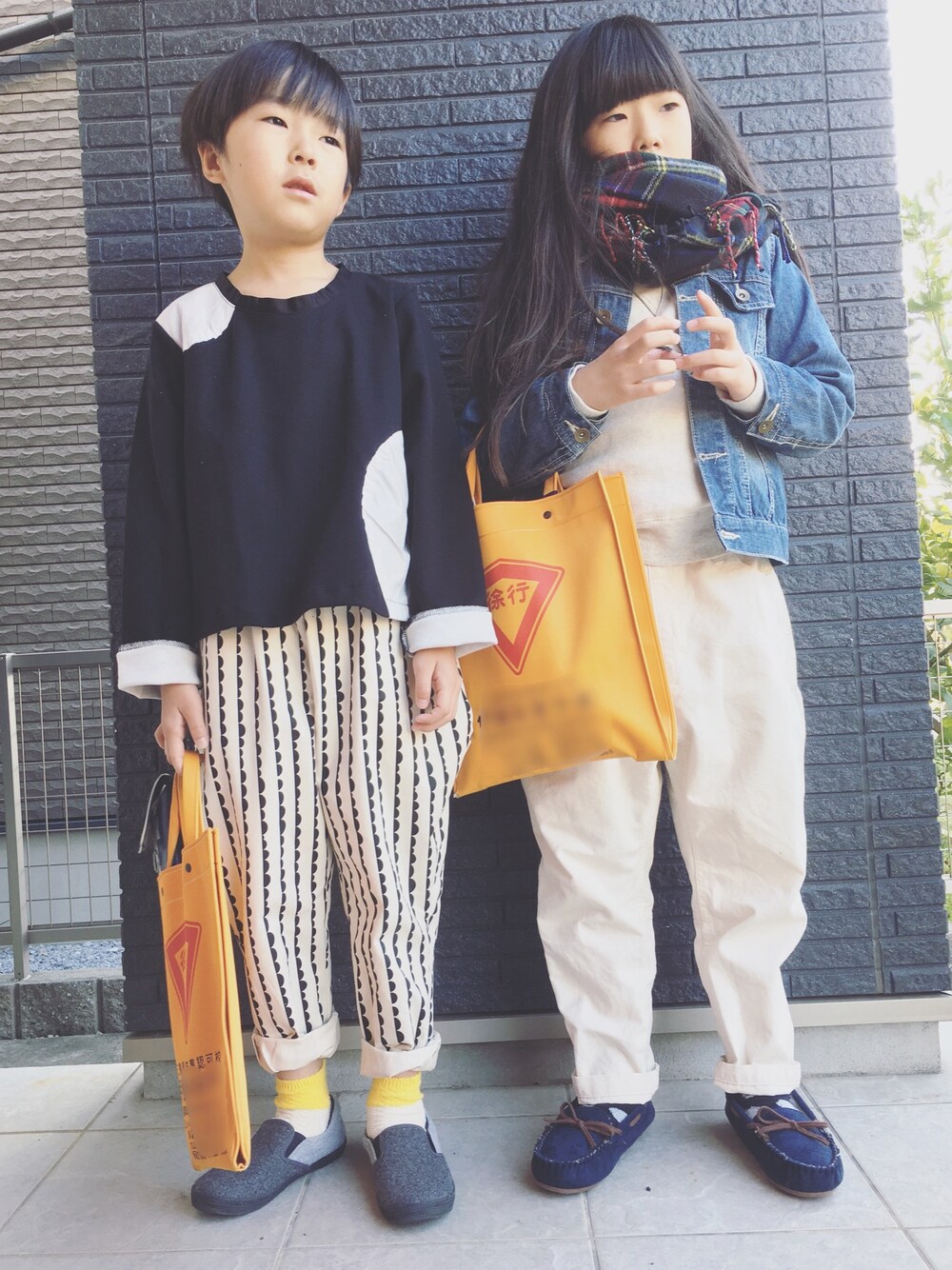 「キッズコーデ、きょうだい」｜「folkmadeのアイテム（その他パンツ、ホワイト系）」を使った、サキさん（キッズ・110cm）の秋コーディネートの1枚目の写真
