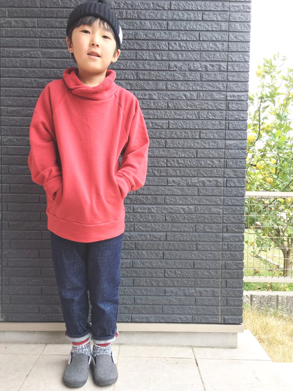 「キッズファッション、休日スタイル、おとこのこ、カジュアル、kids、アメカジ、赤」｜「SmoothyのSmoothy Color knit cap / スムージー カラーニットキャップ （ニットキャップ/ビーニー、ブラック系）」を使った、サキさん（キッズ・120cm）の冬コーディネートの1枚目の写真