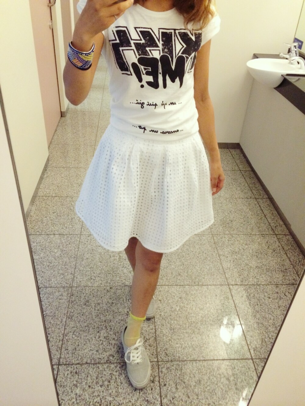 シルバー系のスニーカーを着用したレディースの夏コーディネートの1枚目の写真