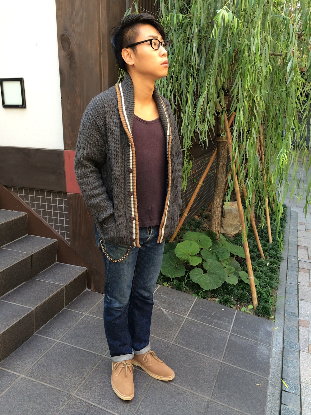「ガウン、デニム、チャッカブーツ」｜「FRED PERRYのアイテム（カーディガン/ボレロ、グレー系）」を使った、Kyoさん（メンズ・170cm）の秋コーディネートの1枚目の写真