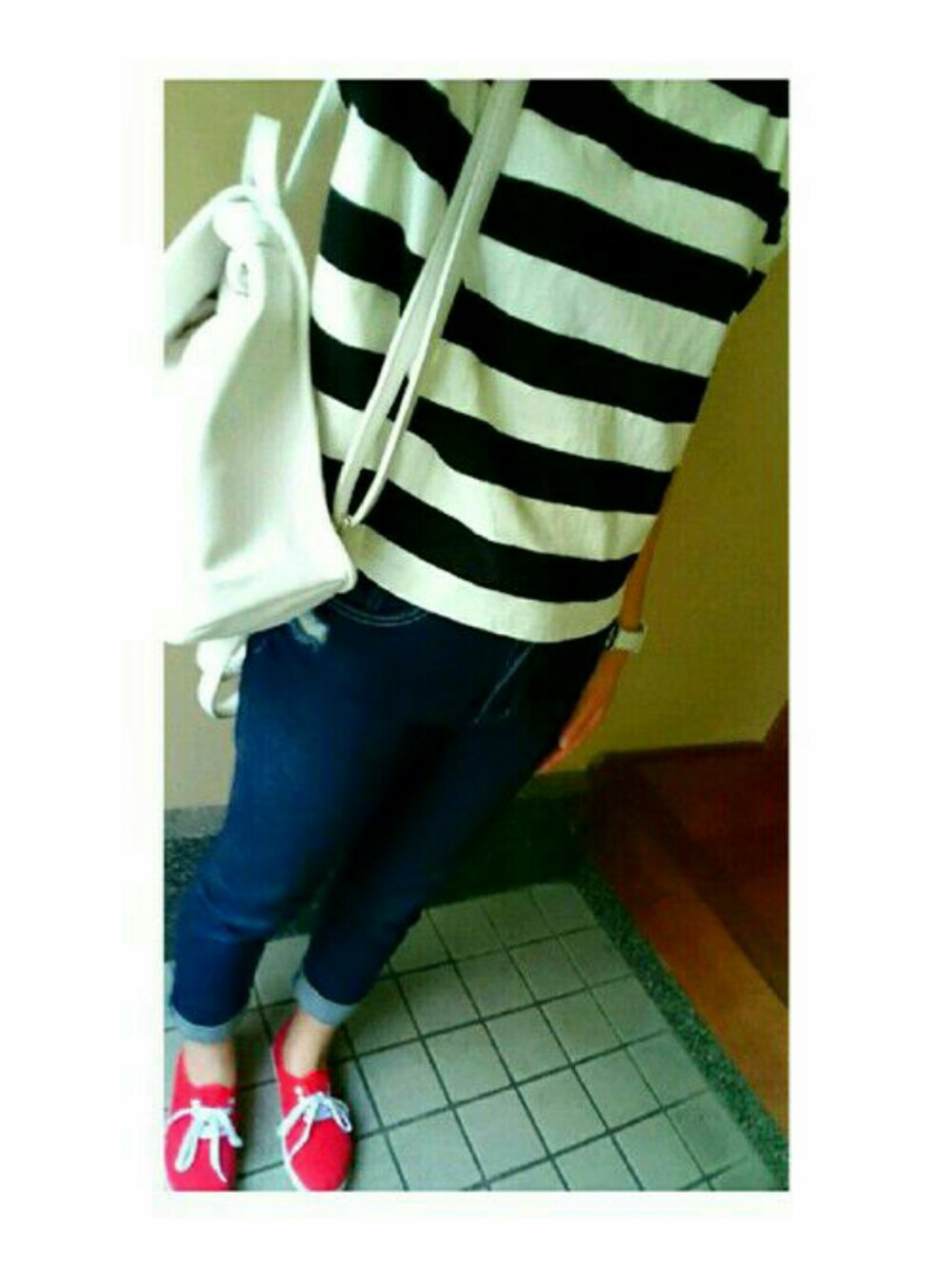 ブラック系のTシャツ/カットソー、ホワイト系のバックパック/リュック、ブルー系のデニムパンツを着用したレディースの春コーディネートの1枚目の写真