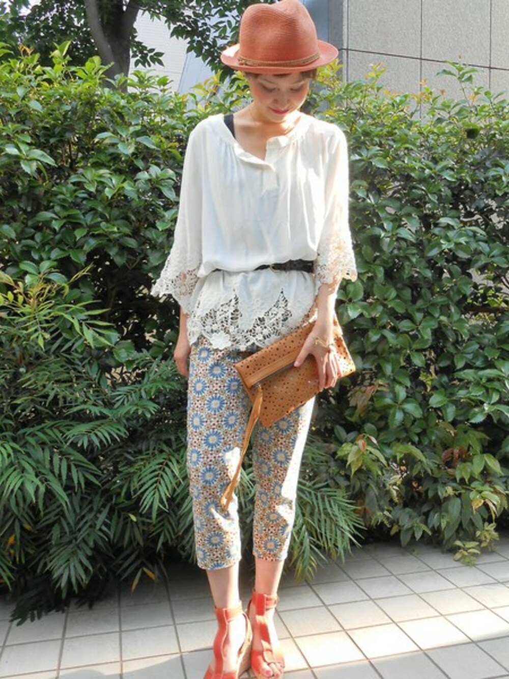 ホワイト系のシャツ/ブラウス、ベージュ系のスラックス、オレンジ系のサンダルを着用したレディースの夏コーディネートの1枚目の写真