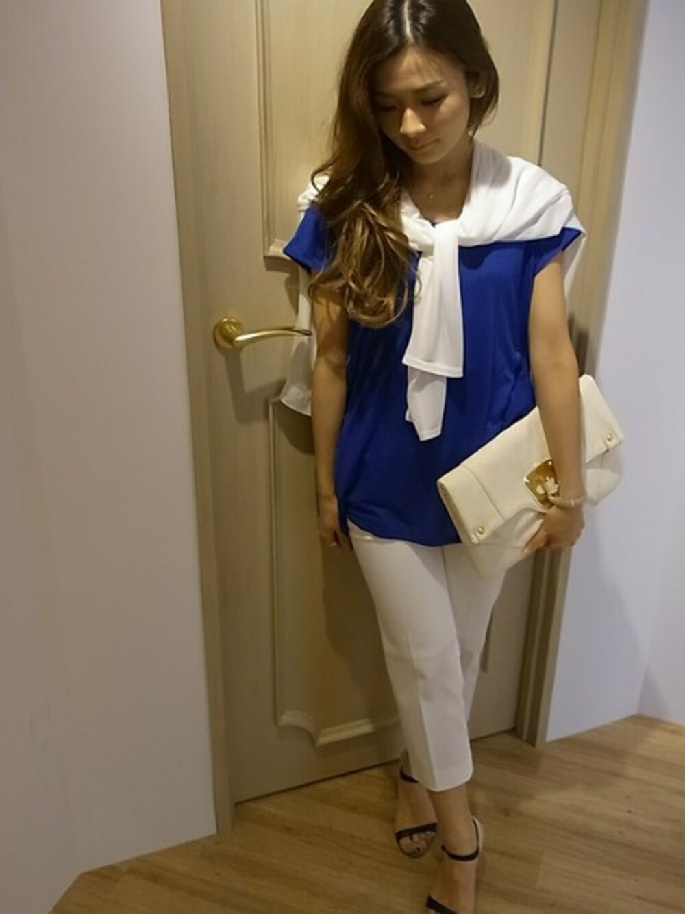 ブルー系のTシャツ/カットソー、ホワイト系のカーディガン/ボレロ、ホワイト系のスラックスを着用したレディースの夏コーディネートの1枚目の写真