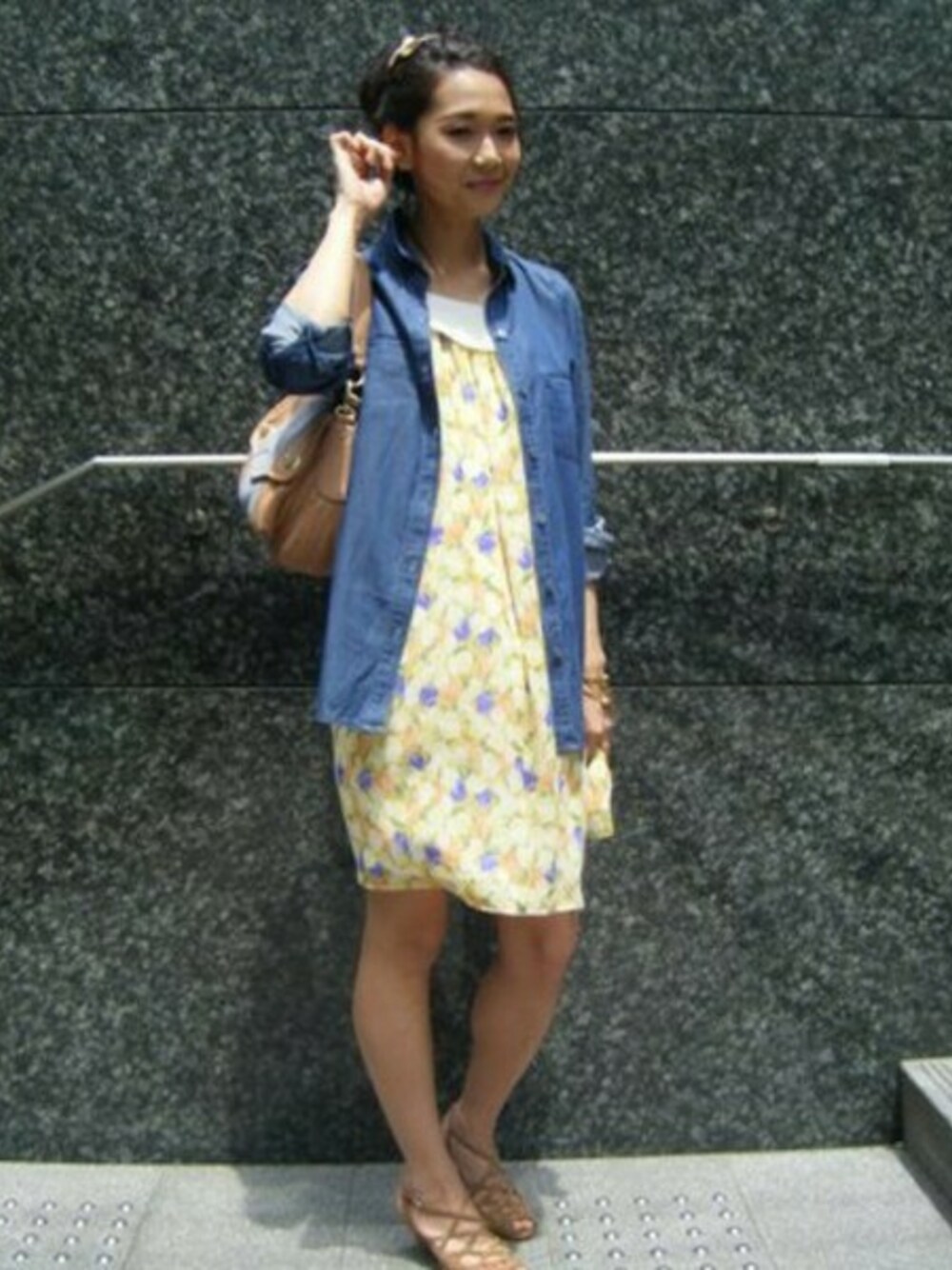 イエロー系のワンピース、ブルー系のシャツ/ブラウス、ブルー系のショルダーバッグを着用したレディースの夏コーディネートの1枚目の写真