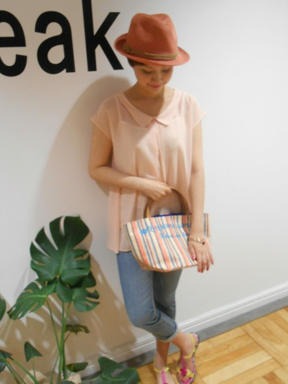 ピンク系のシャツ/ブラウス、ブルー系のデニムパンツ、イエロー系のトートバッグを着用したレディースの夏コーディネートの1枚目の写真