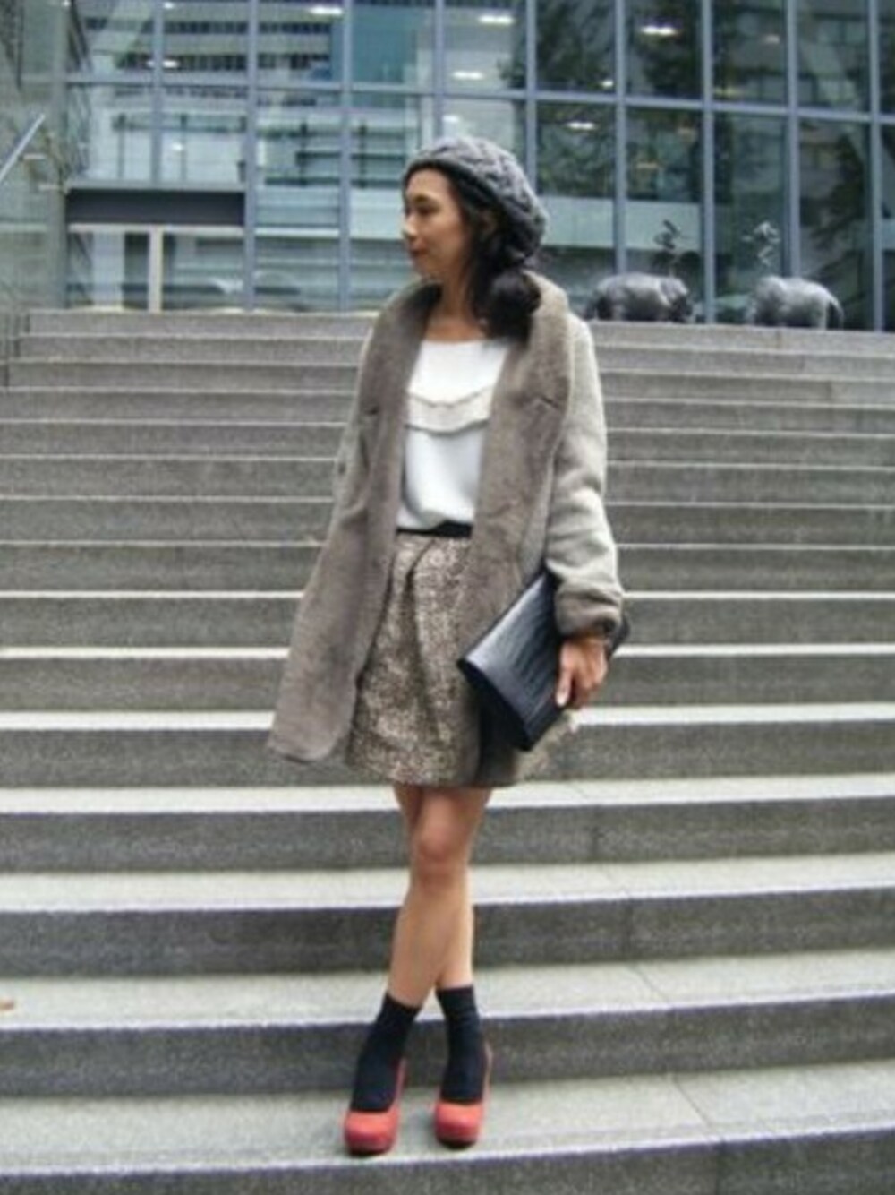 ベージュ系のその他アウター、ホワイト系のシャツ/ブラウス、ベージュ系のスカートを着用したレディースの秋コーディネートの1枚目の写真