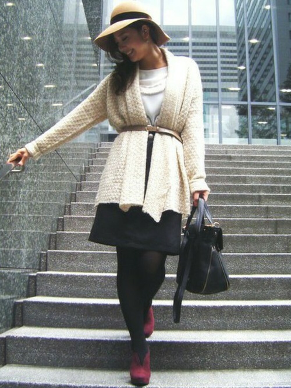 ベージュ系のカーディガン/ボレロ、ホワイト系のシャツ/ブラウス、ブラック系のスカートを着用したレディースの秋コーディネートの1枚目の写真