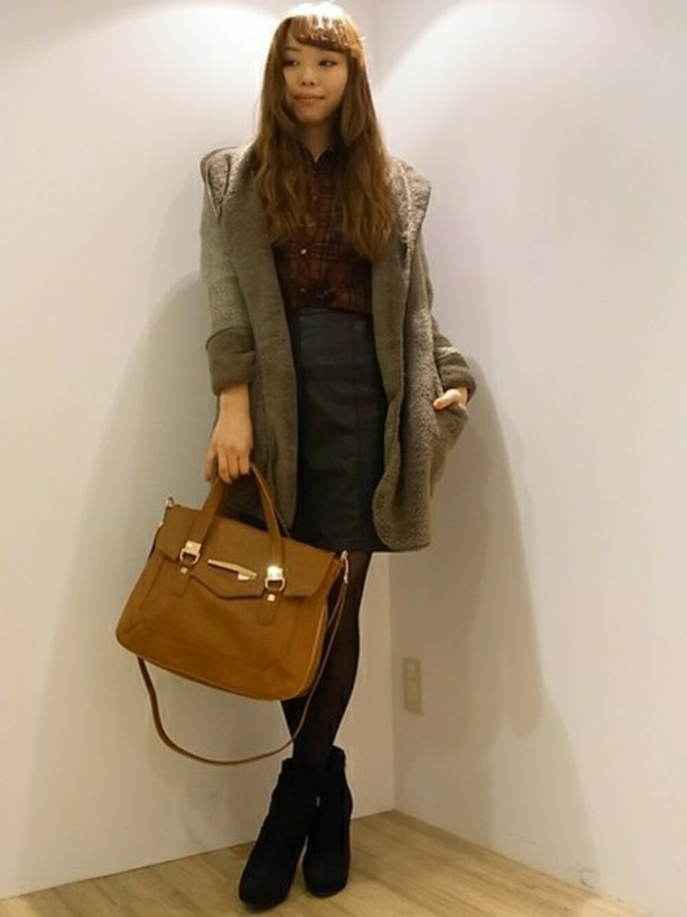 ベージュ系のその他アウター、レッド系のシャツ/ブラウス、ブラック系のスカートを着用したレディースの秋コーディネートの1枚目の写真