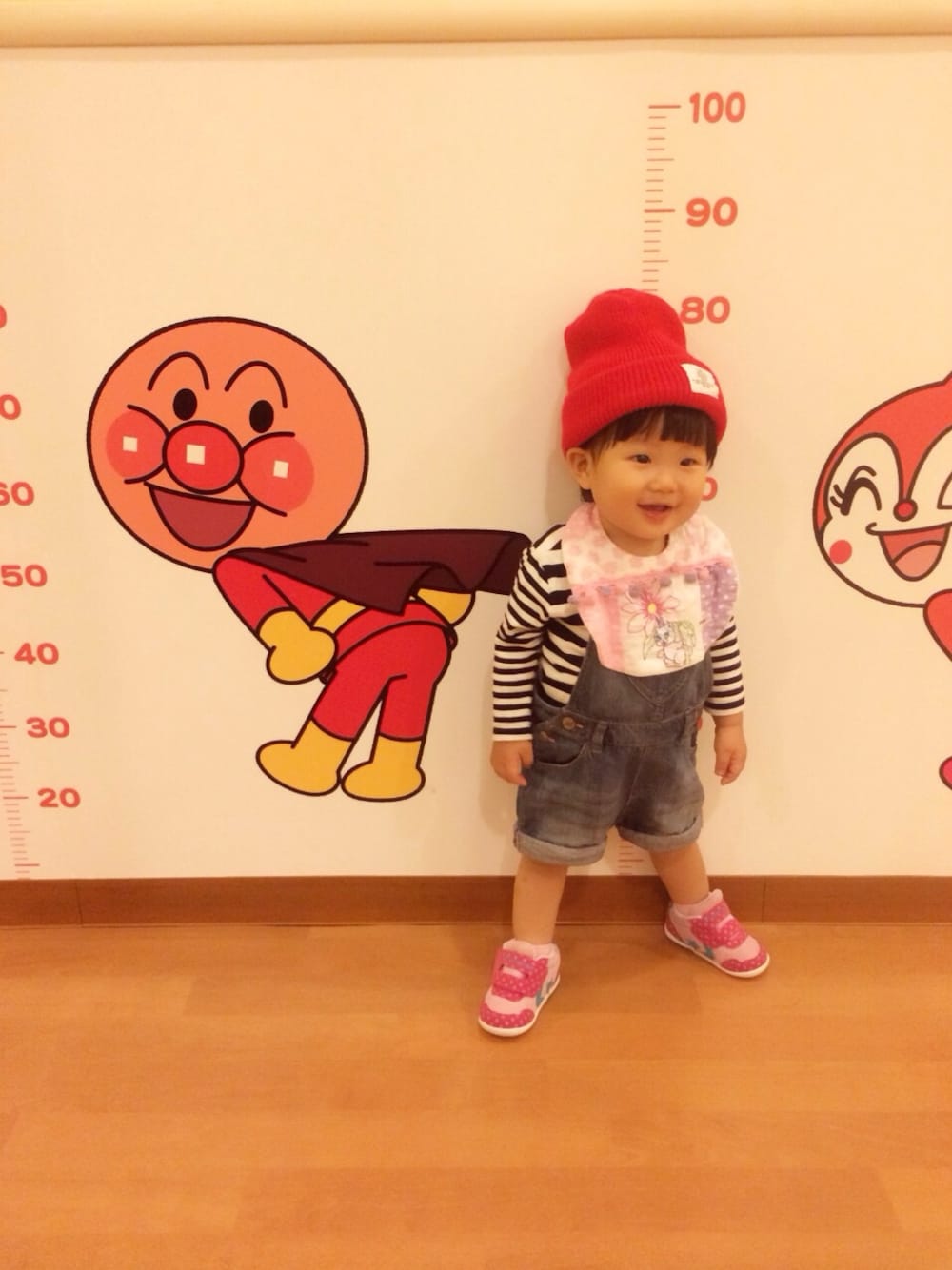 ブラック系のTシャツ/カットソー、その他のサロペット/オーバーオール、ピンク系のスニーカーを着用したキッズの秋コーディネートの1枚目の写真