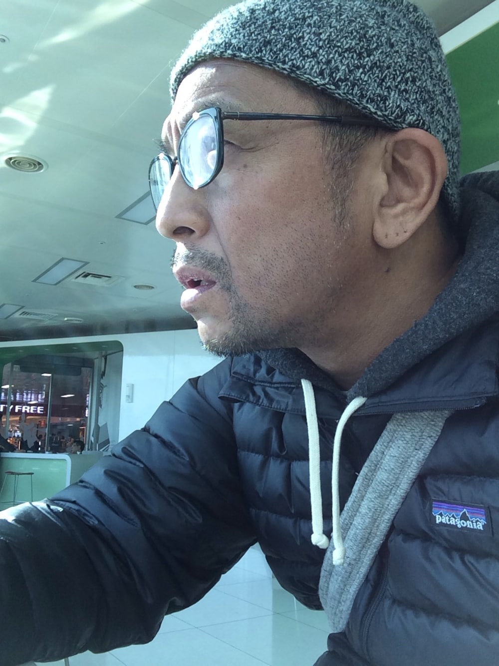 「BEAMSのPatagonia / Down Sweater（ダウンジャケット/コート、ブラック系）」を使った、中野英雄さん（メンズ・170cm）の冬コーディネートの1枚目の写真