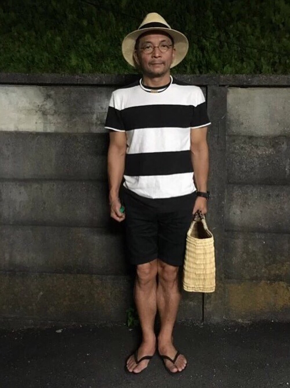 「夏、ラフ、大人カジュアル、黒」｜「RRLのアイテム（Tシャツ/カットソー、ホワイト系）」を使った、中野英雄さん（メンズ・170cm）の夏コーディネートの1枚目の写真