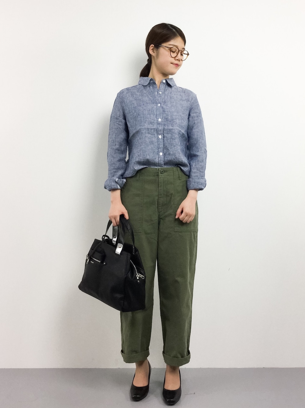 ブルー系のシャツ/ブラウス、グリーン系のその他パンツ、ブラック系のトートバッグを着用したレディースの夏コーディネートの1枚目の写真