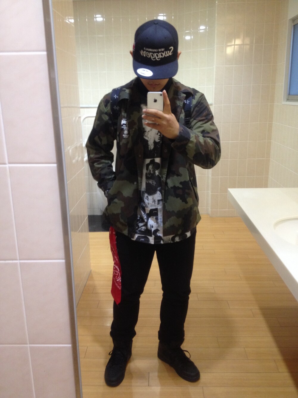 「stussy、swagger、カモ柄、学校」｜「UNIQLOのアイテム（Tシャツ/カットソー、ブラック系）」を使った、Яyo-$kさん（メンズ・173cm）の秋コーディネートの1枚目の写真