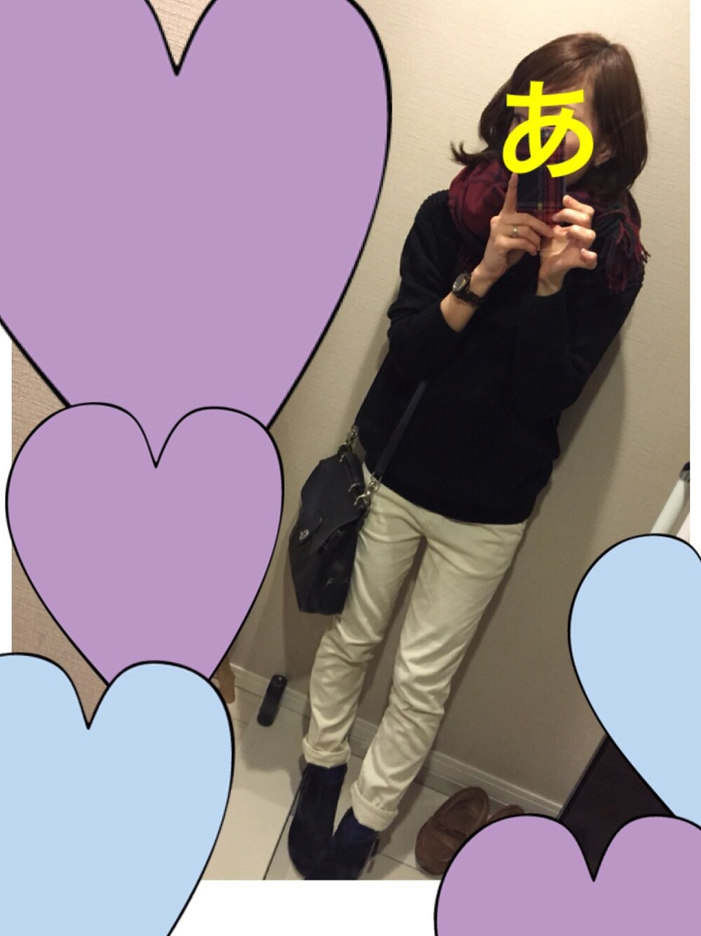 ブラック系のニット/セーター、ブラック系のショルダーバッグ、ブラック系のブーツを着用したレディースの冬コーディネートの1枚目の写真