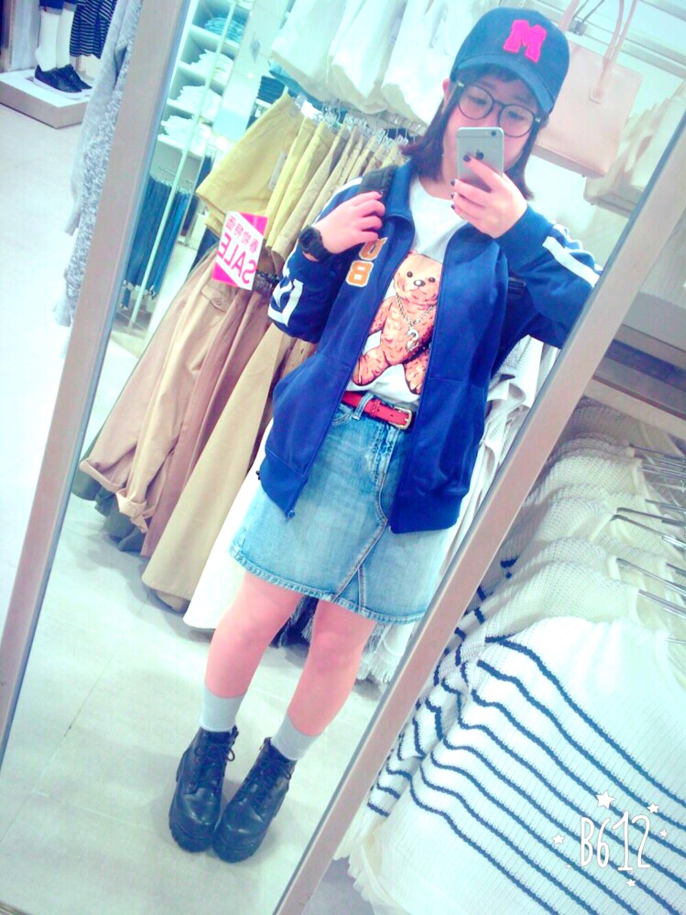 「デニムスカート、ダテメガネ、キャップ、ジャージ、JOYRICH、くまさん、外ハネ」｜「JOYRICHのRock Teddy Tee（Tシャツ/カットソー、ホワイト系）」を使った、[ABC]さん（レディース・158cm）の春コーディネートの1枚目の写真