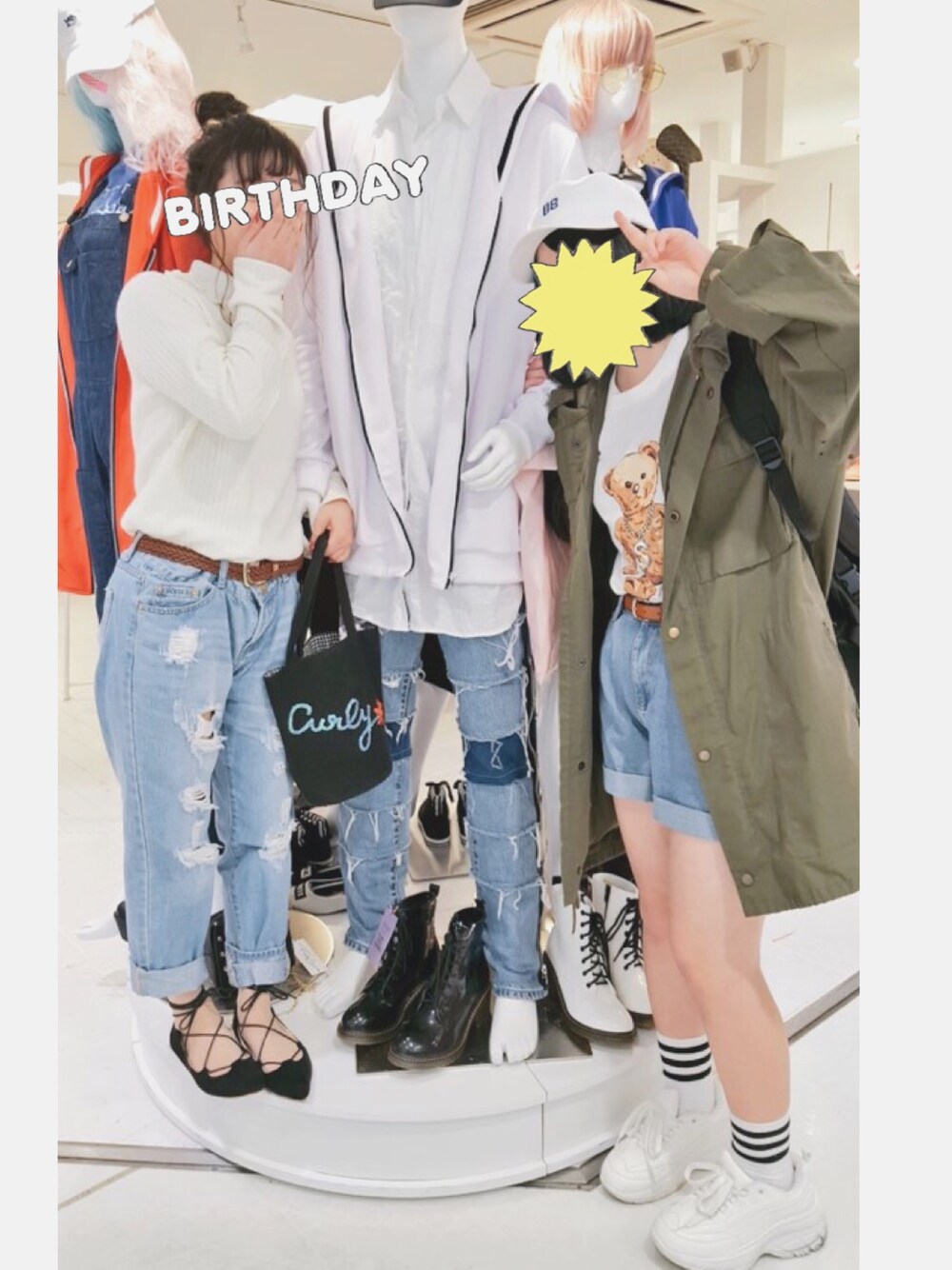 「天神、キャップ、デニムパンツ、スニーカー、白ニット、ダメージデニムパンツ」｜「JOYRICHのRock Teddy Tee（Tシャツ/カットソー、ホワイト系）」を使った、[ABC]さん（レディース・158cm）の春コーディネートの1枚目の写真