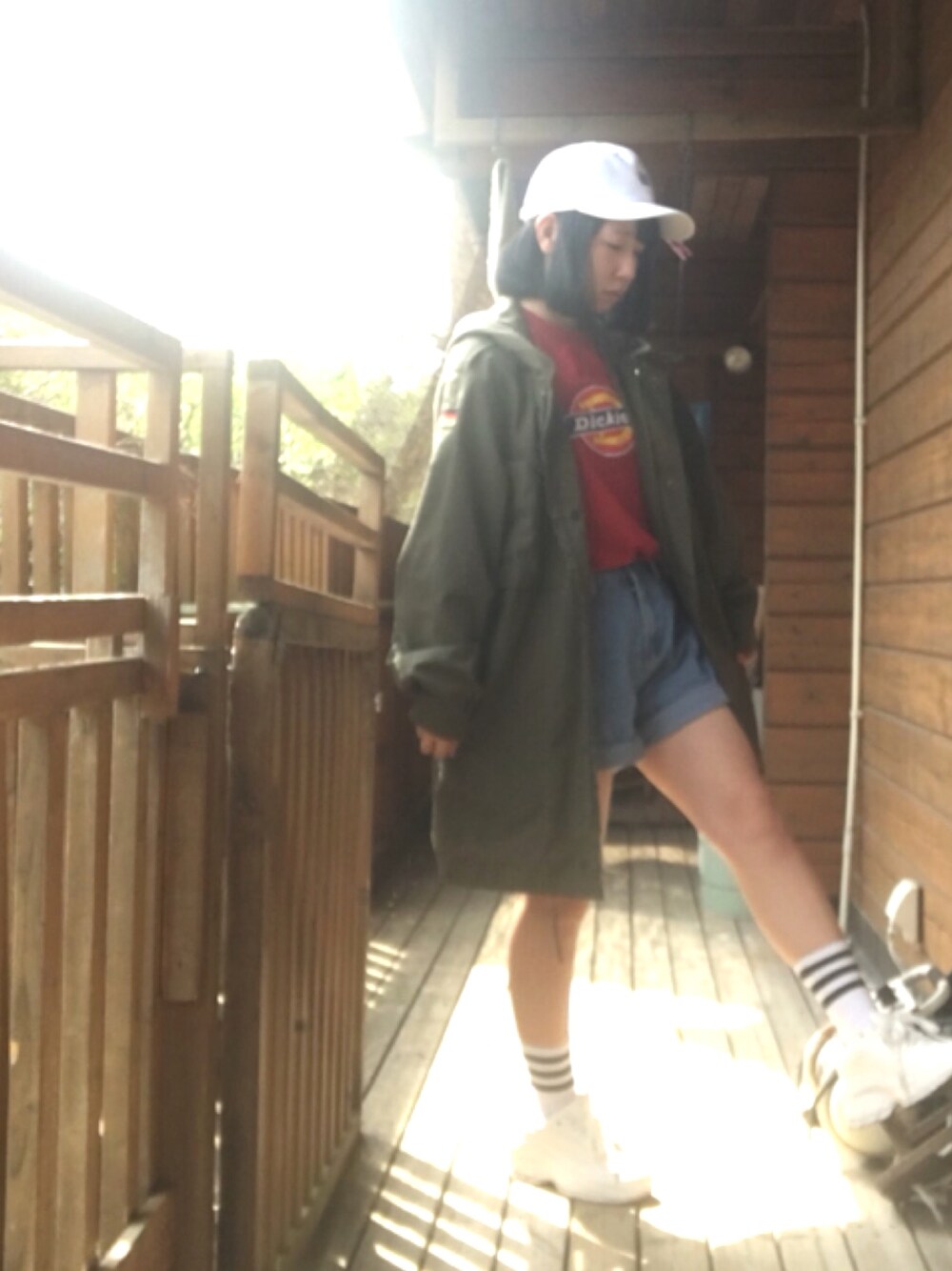 「カジュアル、デニムパンツ、キャップ、Dickies、スニーカー、モッズコート、ボブ、ショートパンツ、赤」｜「DickiesのロゴプリントTシャツ（Tシャツ/カットソー、レッド系）」を使った、[ABC]さん（レディース・158cm）の春コーディネートの1枚目の写真