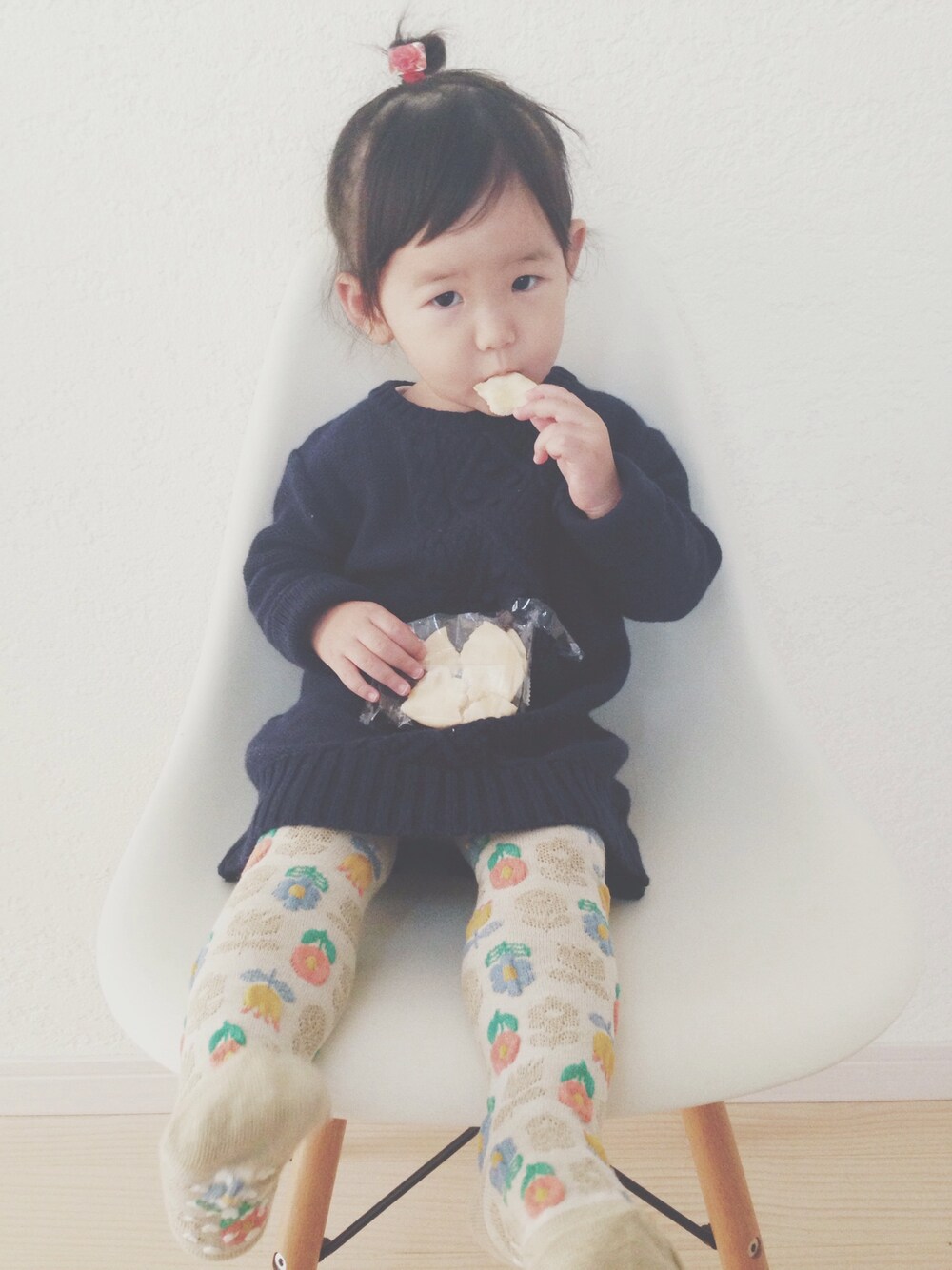 「UNIQLO、girl、kids」｜「UNIQLOのアイテム（ニット/セーター、ブルー系）」を使った、itsukiさん（キッズ・90cm）の秋コーディネートの1枚目の写真