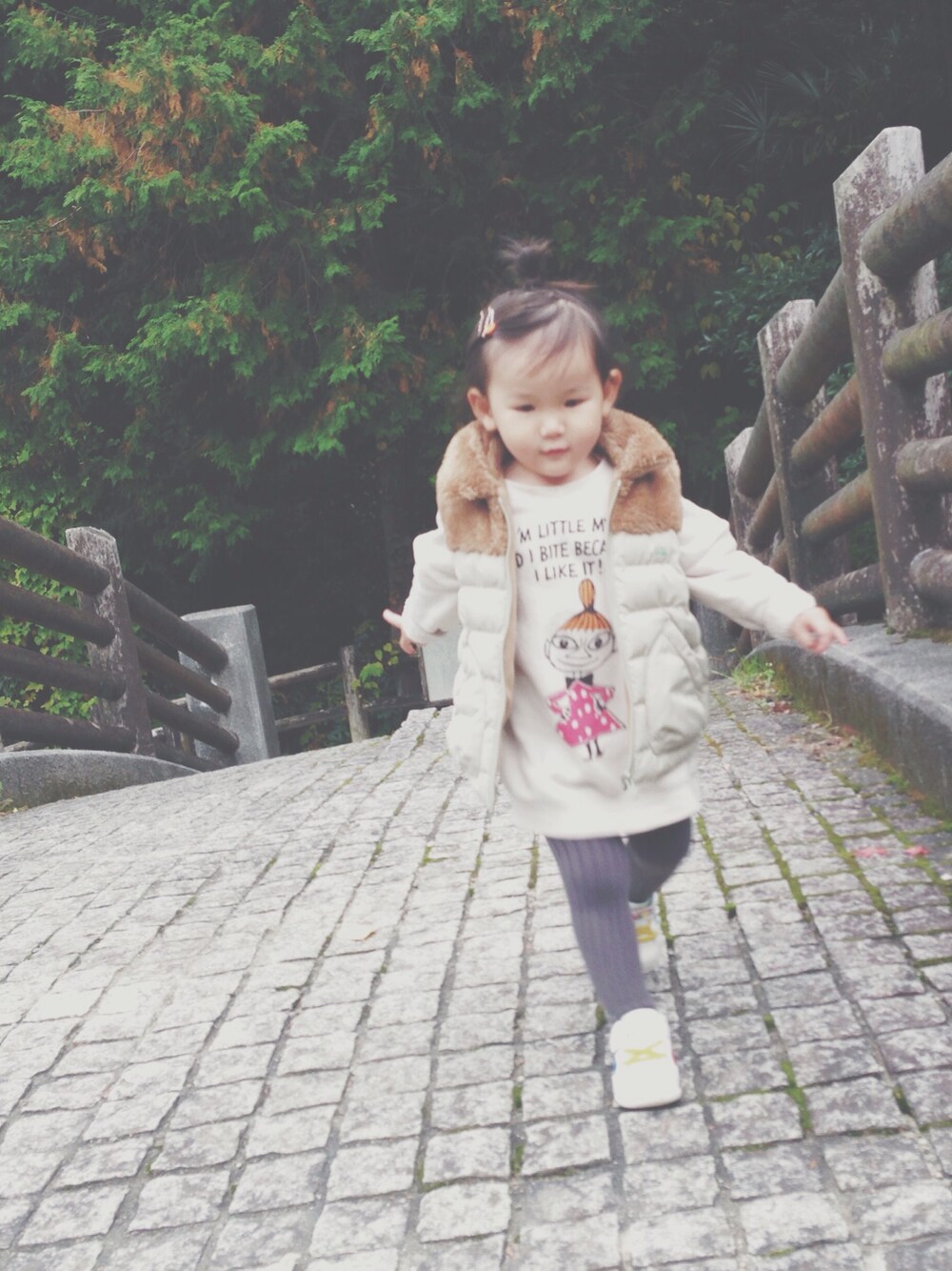 「uu、ミー、UNIQLO、girl、kids」｜「UNIQLOのアイテム（スウェット、ベージュ系）」を使った、itsukiさん（キッズ・90cm）の秋コーディネートの1枚目の写真
