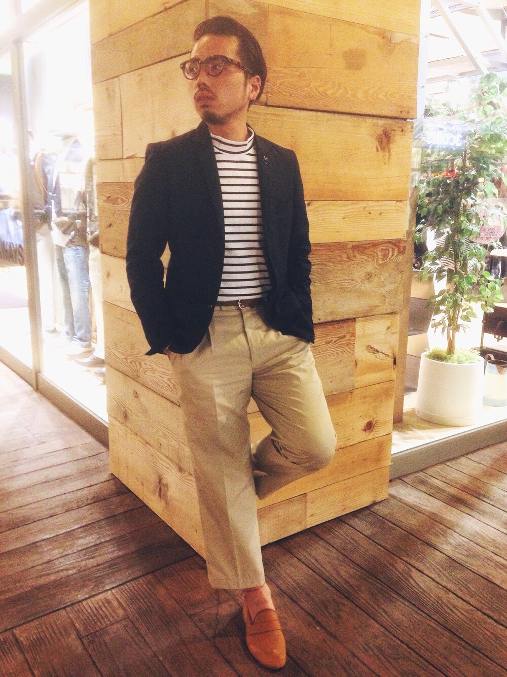 ブルー系のテーラードジャケット、ホワイト系のTシャツ/カットソー、ベージュ系のスラックスを着用したメンズの春コーディネートの1枚目の写真