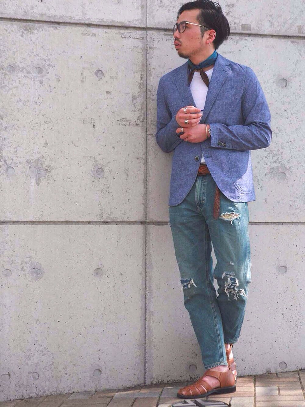 ブルー系のテーラードジャケット、ホワイト系のTシャツ/カットソー、ブルー系のデニムパンツを着用したメンズの春コーディネートの1枚目の写真