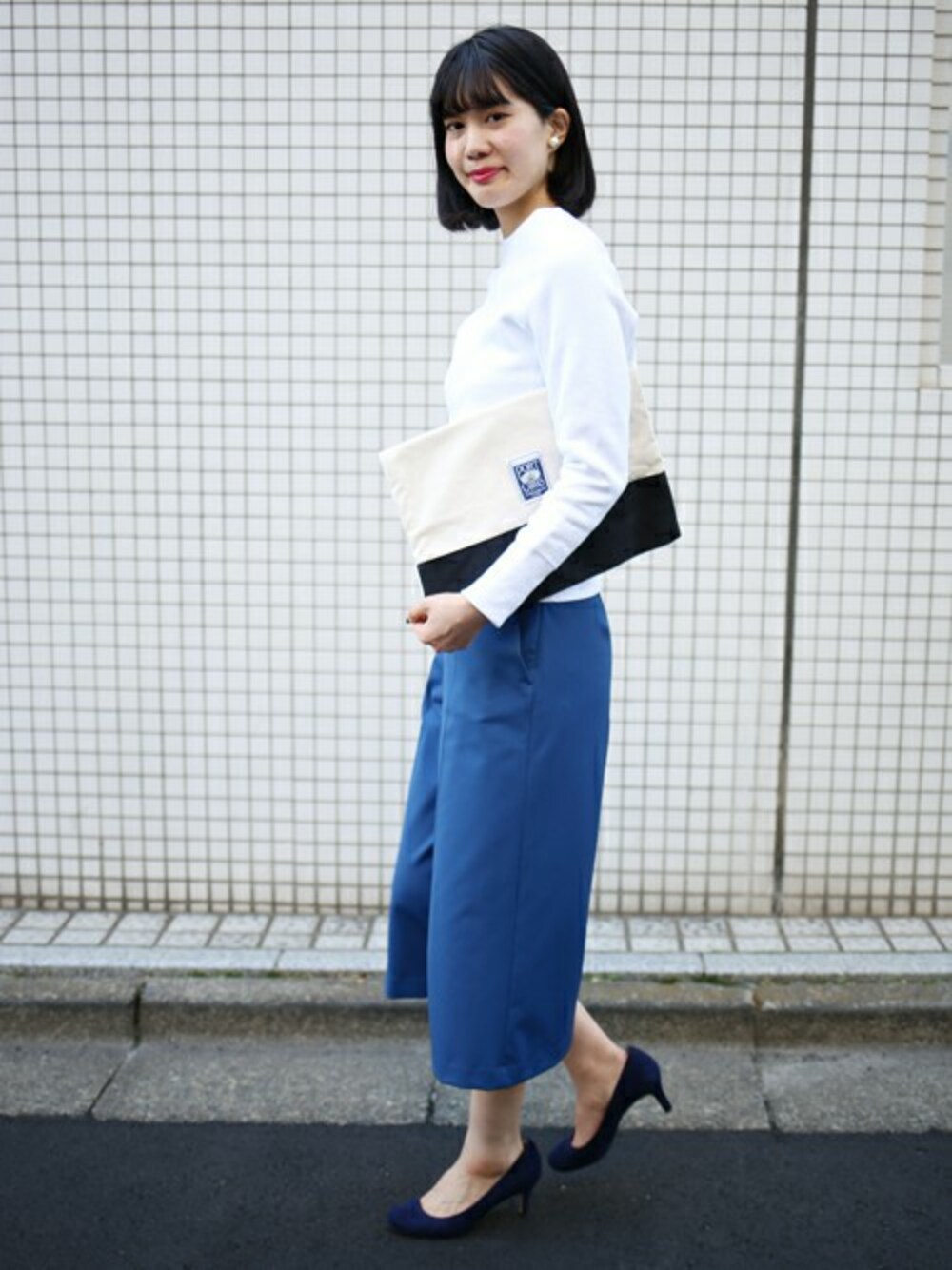 「パンプス、ホワイト、インディゴ、ガウチョパンツ、green label relaxing、キャンバストート」｜「green label relaxingのSTDW GLR ツリウラケ POスウェット（スウェット、ホワイト系）」を使った、プレスアシスタント高梨さん（レディース・172cm）の冬コーディネートの1枚目の写真