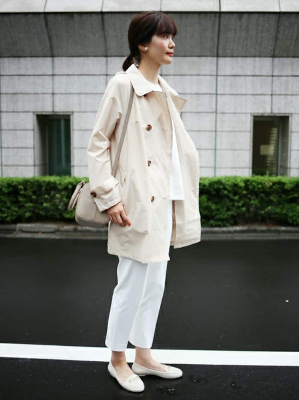 「ホワイト、レイン、ローファー、グリーンレーベル リラクシング、ホワイトパンツ、レインシューズ、green label relaxing、レインコート」｜「green label relaxingのWPC トレンチレインコート RINW（レインコート/ポンチョ、ベージュ系）」を使った、プレスアシスタント高梨さん（レディース・172cm）の夏コーディネートの1枚目の写真