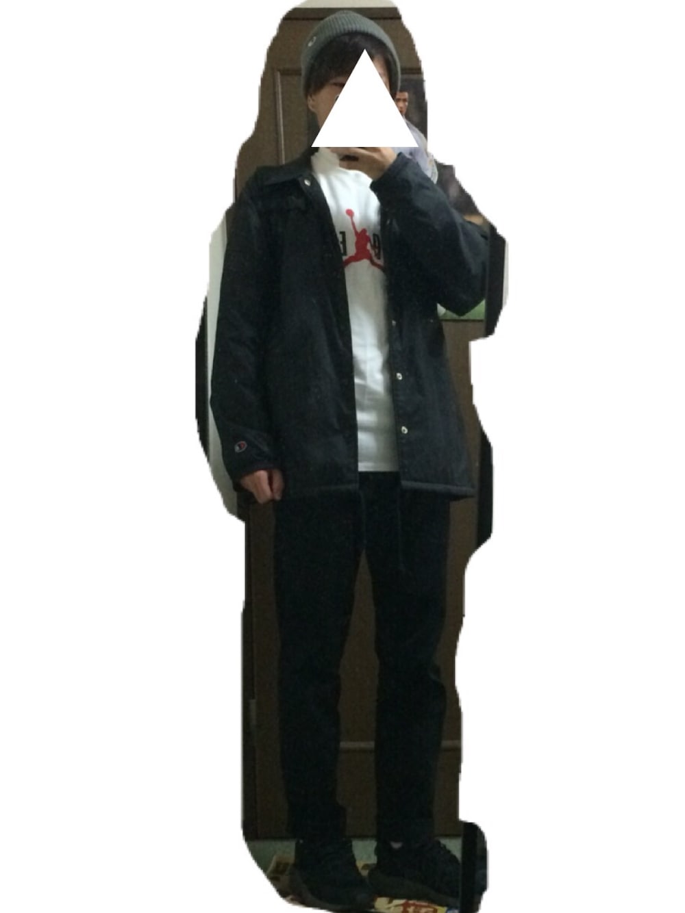 ブラック系のスニーカー、ブラック系のその他パンツ、ホワイト系のTシャツ/カットソーを着用したメンズの冬コーディネートの1枚目の写真