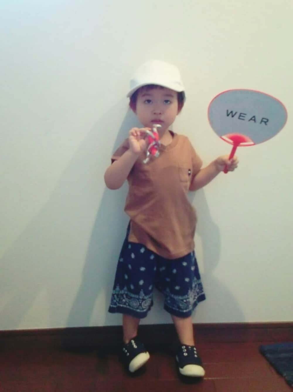 ブルー系のスニーカー、ブラウン系のTシャツ/カットソー、ブルー系のその他パンツを着用したキッズの夏コーディネートの1枚目の写真