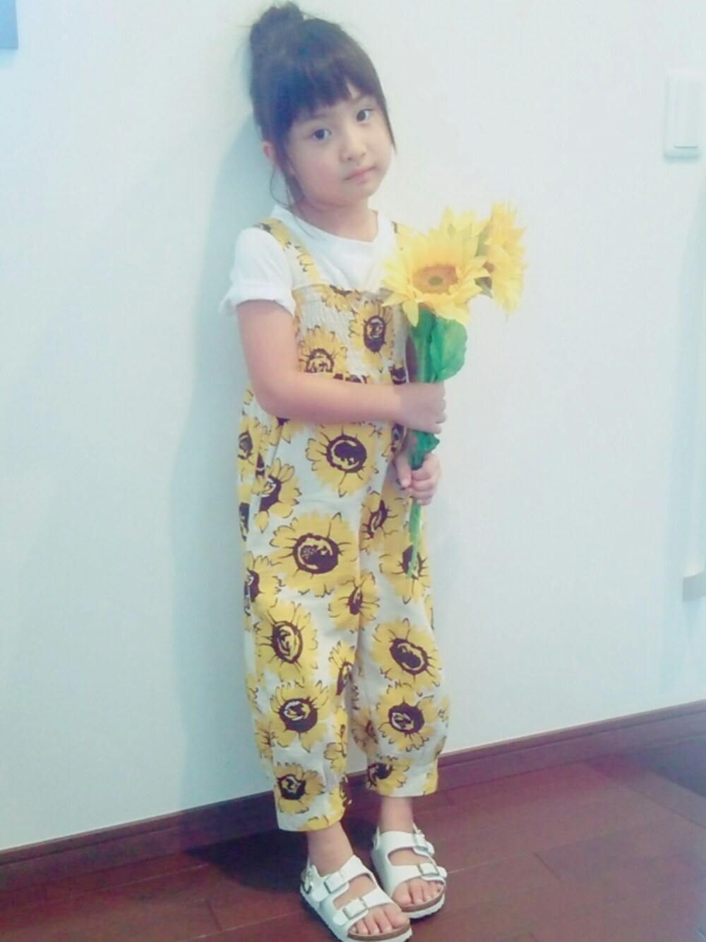 ホワイト系のつなぎ/オールインワン、ホワイト系のTシャツ/カットソー、ホワイト系のサンダルを着用したキッズの夏コーディネートの1枚目の写真