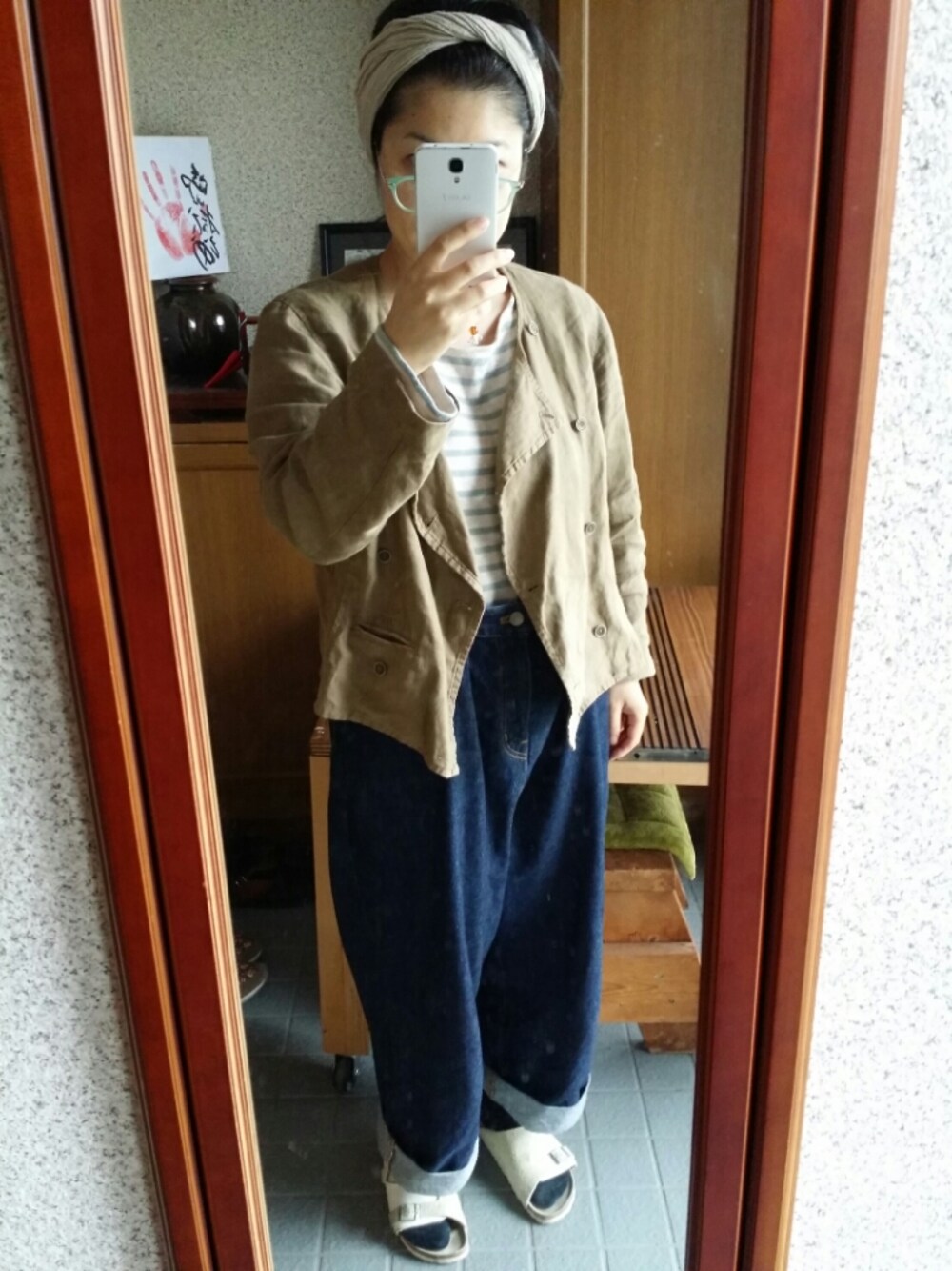 「デニムパンツ、休日スタイル、ワイドパンツ、ノーカラージャケット、ボーダートップス、靴下 × サンダル、ぽっちゃり」｜「nest Robeのアイテム（ヘアバンド、ベージュ系）」を使った、パブロさん（レディース・156cm）の秋コーディネートの1枚目の写真