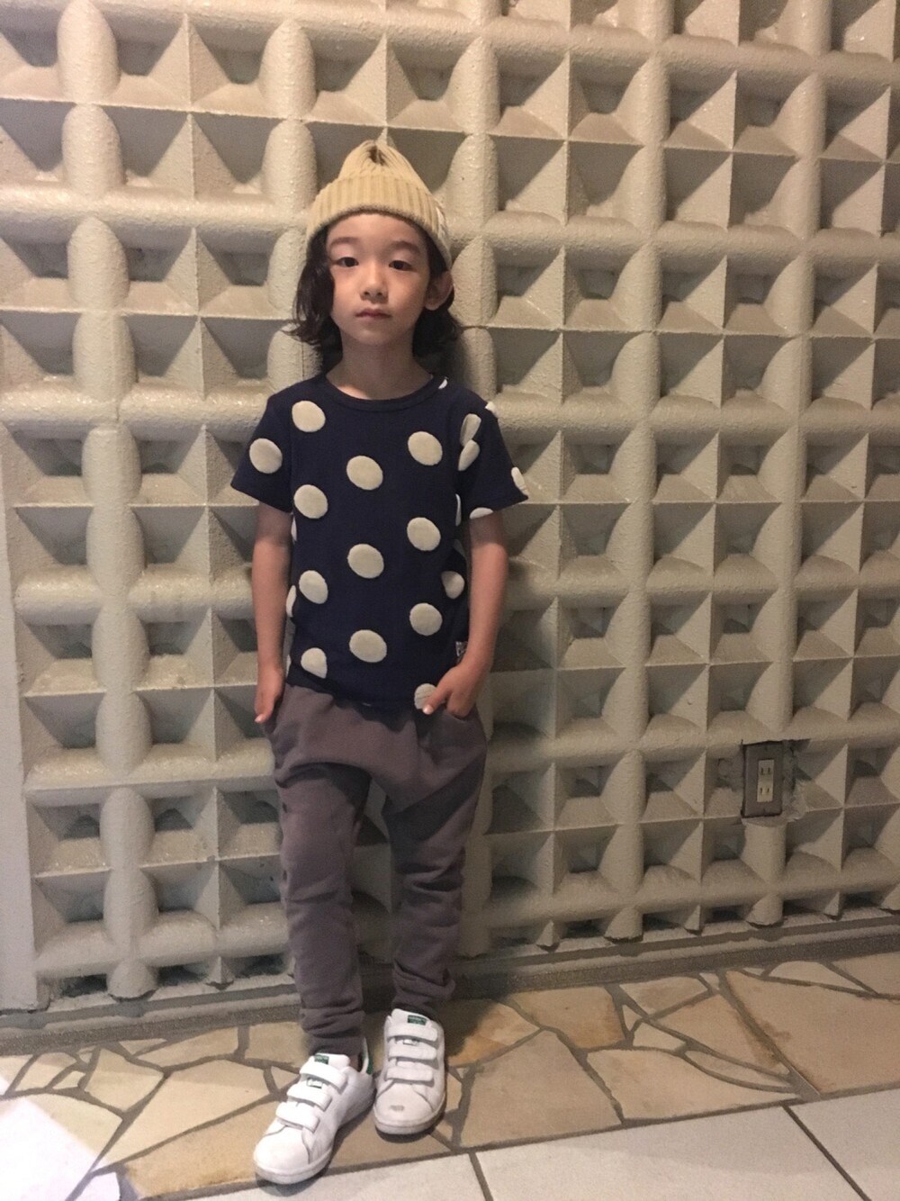 ブルー系のTシャツ/カットソー、グレー系のその他パンツ、ホワイト系のスニーカーを着用したキッズの夏コーディネートの1枚目の写真