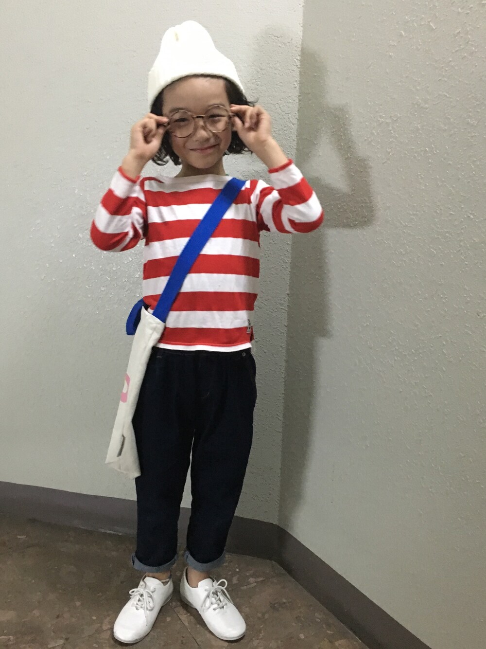 レッド系のTシャツ/カットソー、ブルー系のデニムパンツ、ホワイト系のバレエシューズを着用したキッズの夏コーディネートの1枚目の写真