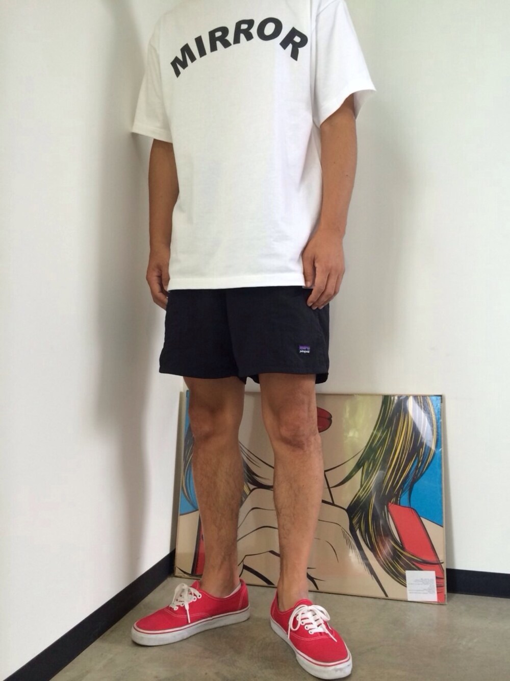 ホワイト系のTシャツ/カットソーを着用したメンズの夏コーディネートの1枚目の写真
