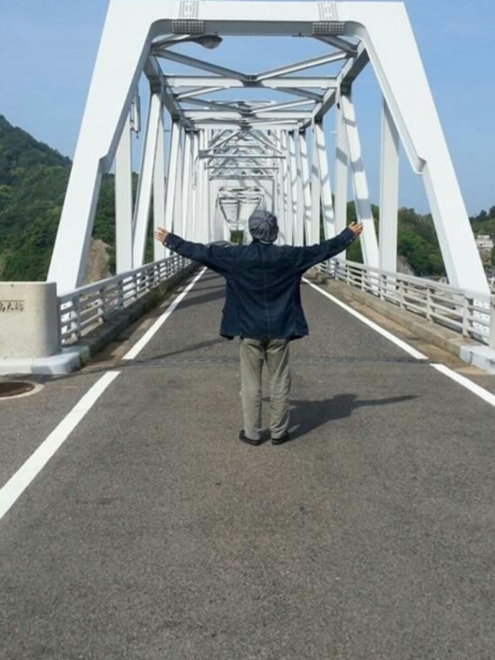 「広島、旅行、お好み焼き旨かった、海きれい」｜「POST O'ALLSのアイテム（カバーオール、ブルー系）」を使った、wandaさん（メンズ・178cm）の春コーディネートの1枚目の写真