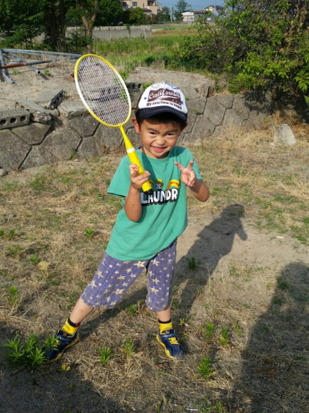 グリーン系のTシャツ/カットソーを着用したキッズの夏コーディネートの1枚目の写真